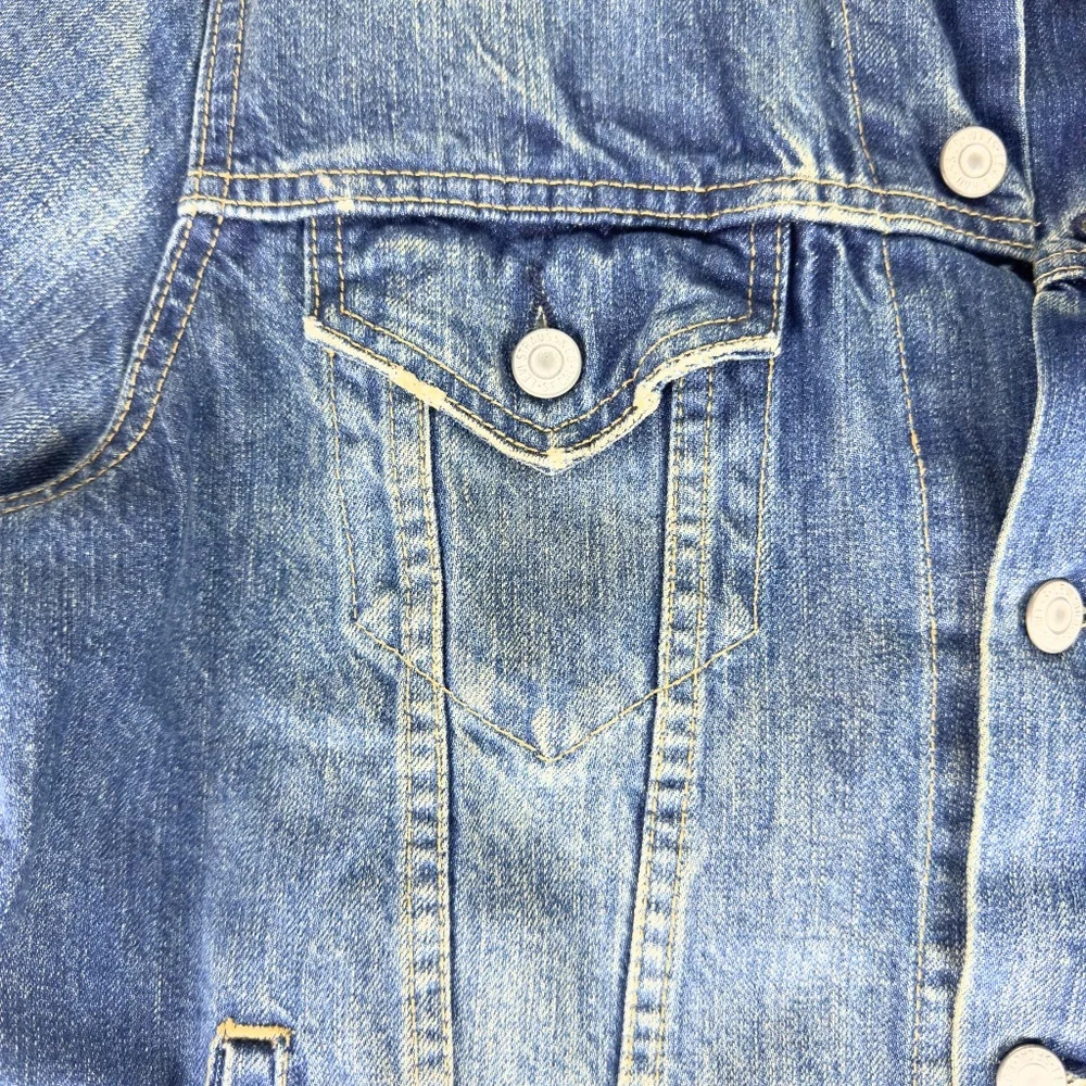 Levi’s Classic Denim Jacket in Dark Blue Wash - Picture 6 of 12